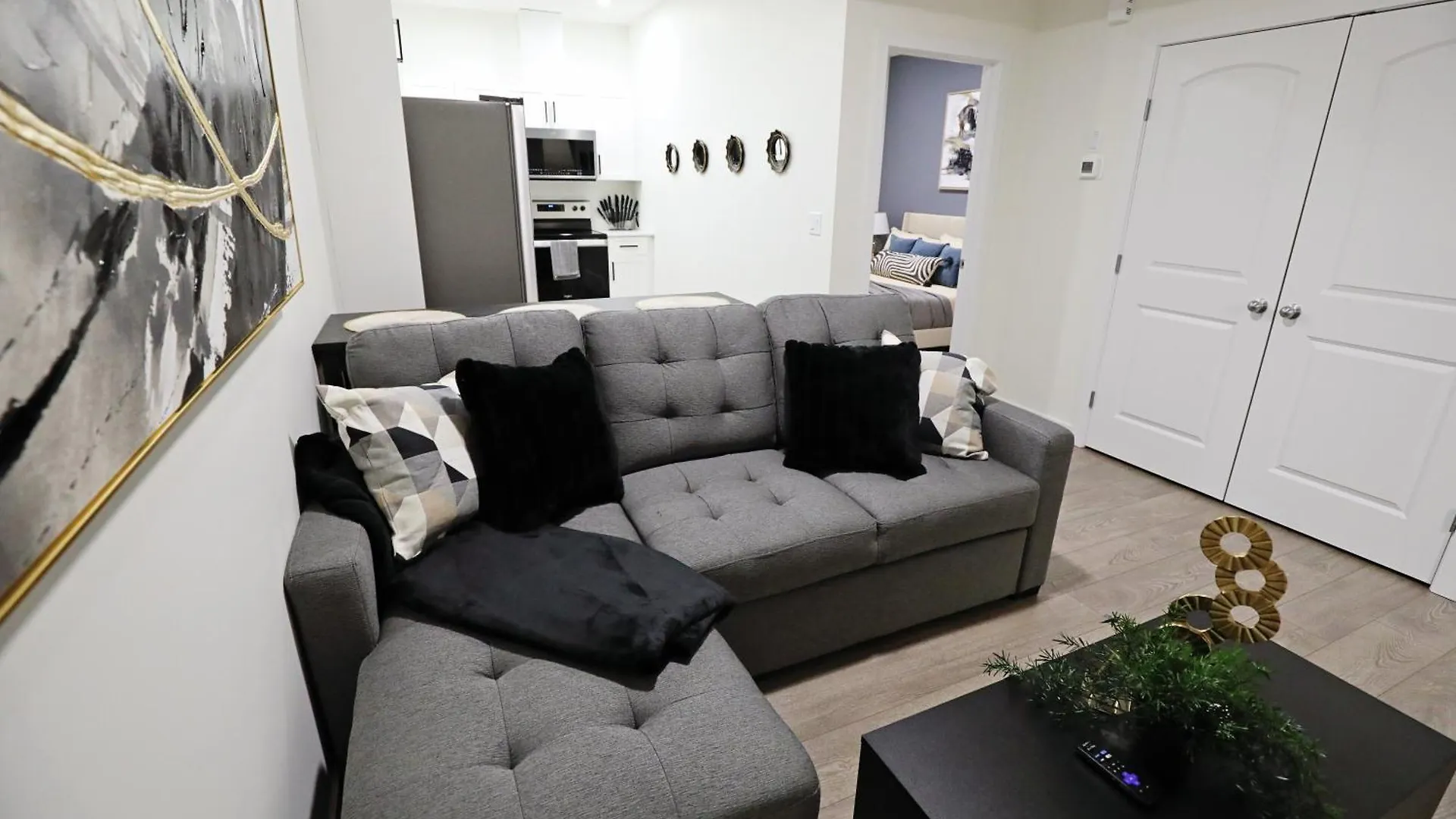 Elegant Escape With King Bed, Long Stays, Wem, Disney Edmonton Canada
