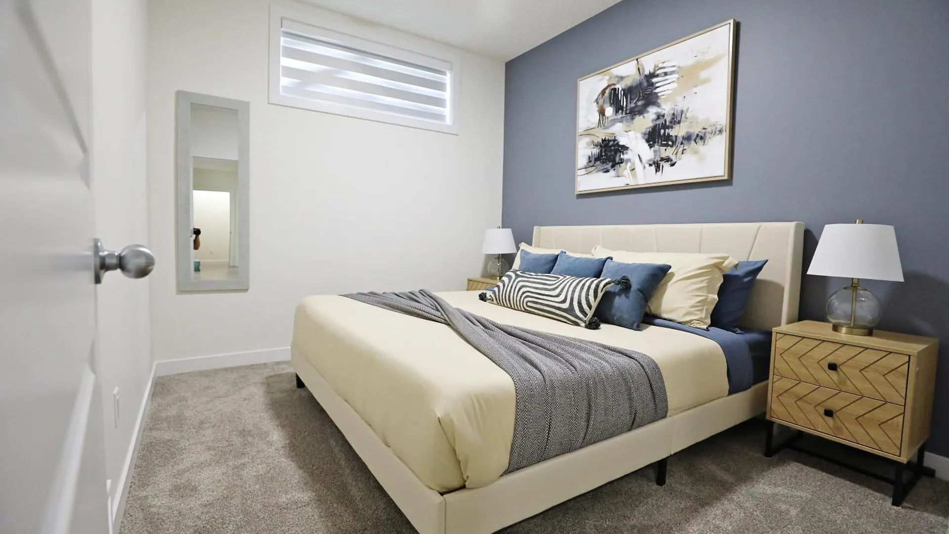 Elegant Escape With King Bed, Long Stays, Wem, Disney Edmonton Holiday home