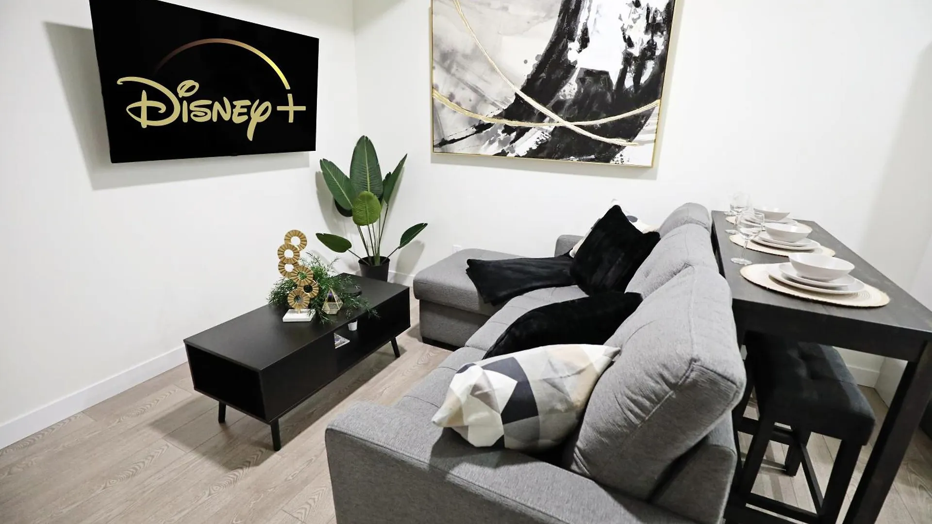Elegant Escape With King Bed, Long Stays, Wem, Disney location