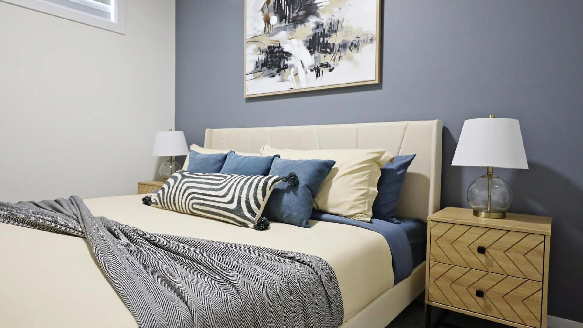 Elegant Escape With King Bed, Long Stays, Wem, Disney Edmonton