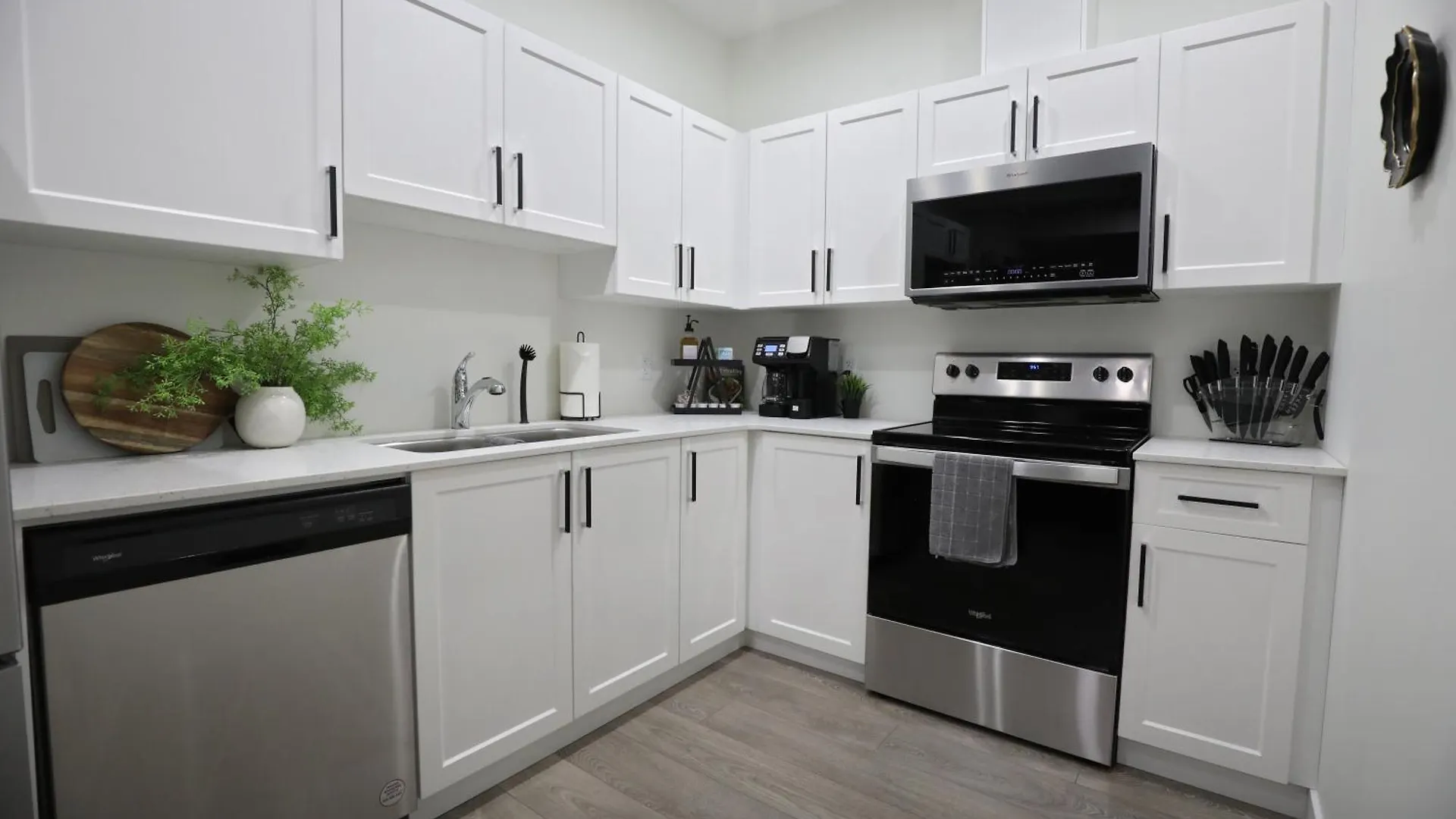 Elegant Escape With King Bed, Long Stays, Wem, Disney Edmonton Holiday home