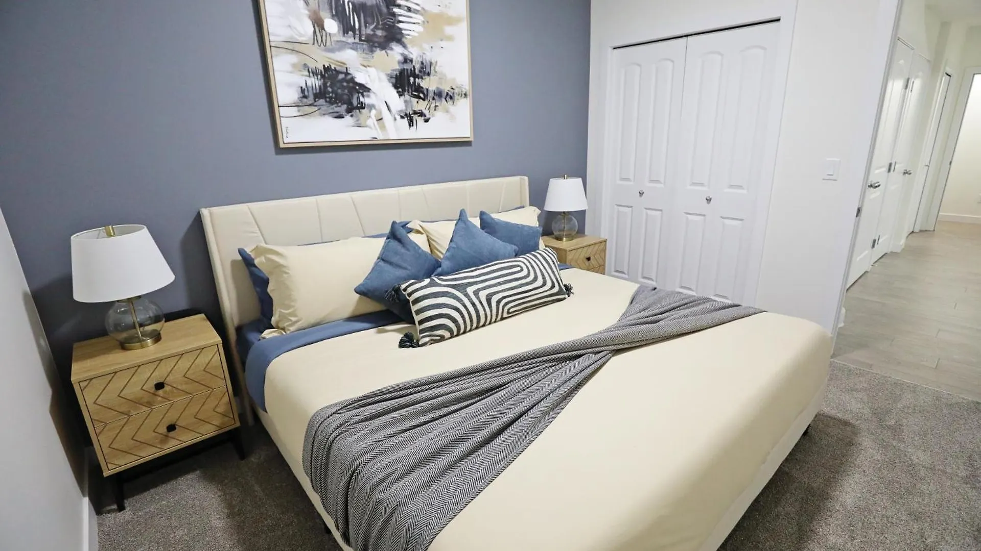 Elegant Escape With King Bed, Long Stays, Wem, Disney Edmonton Holiday home
