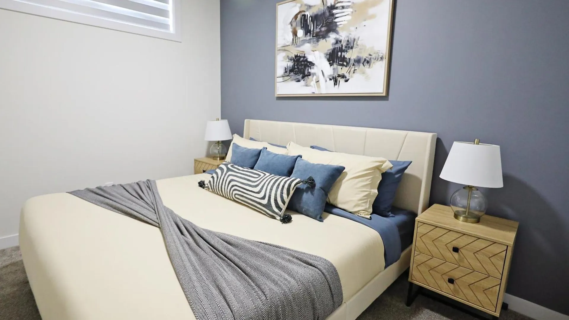 Elegant Escape With King Bed, Long Stays, Wem, Disney Edmonton Holiday home