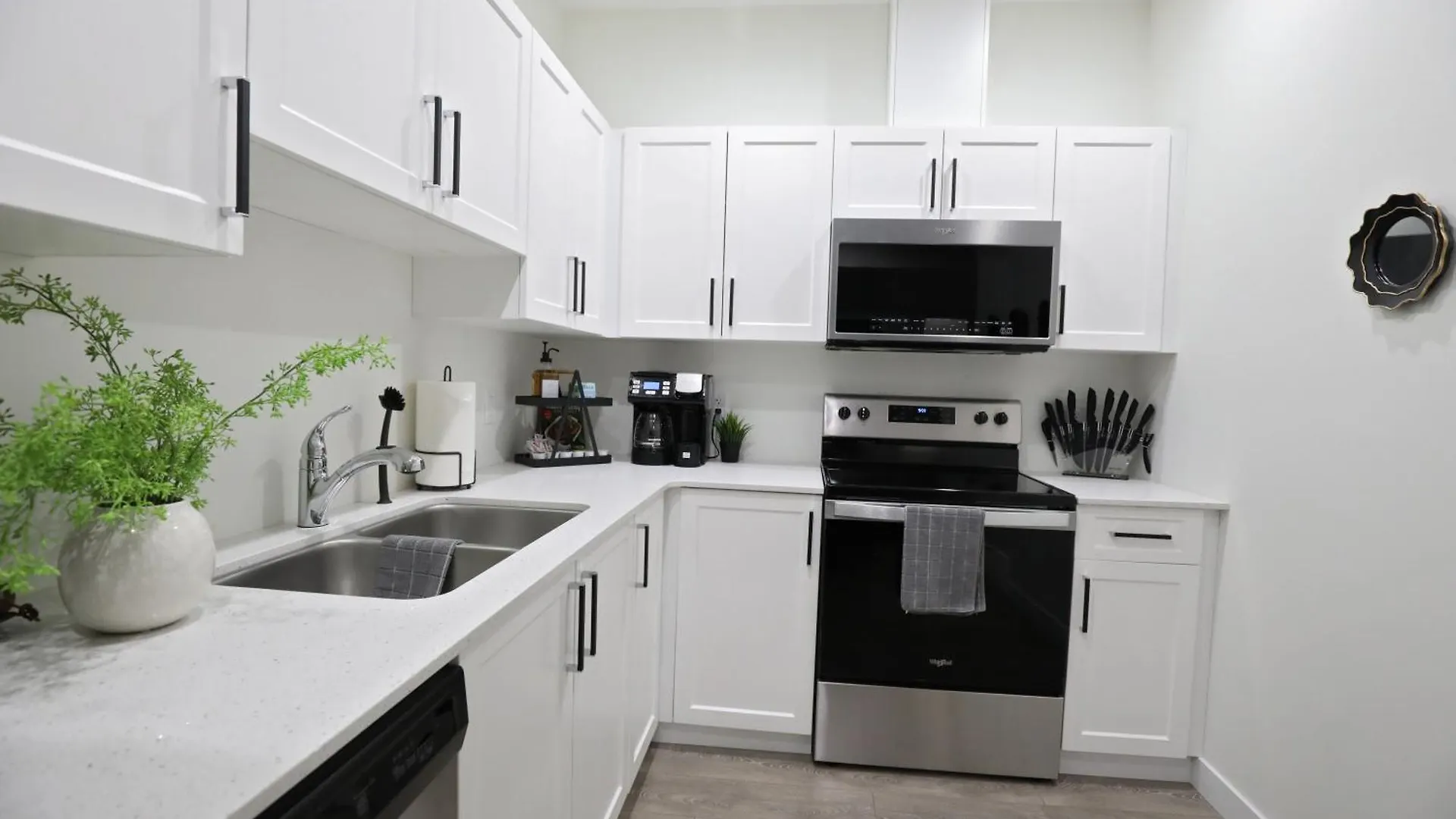 Elegant Escape With King Bed, Long Stays, Wem, Disney Edmonton