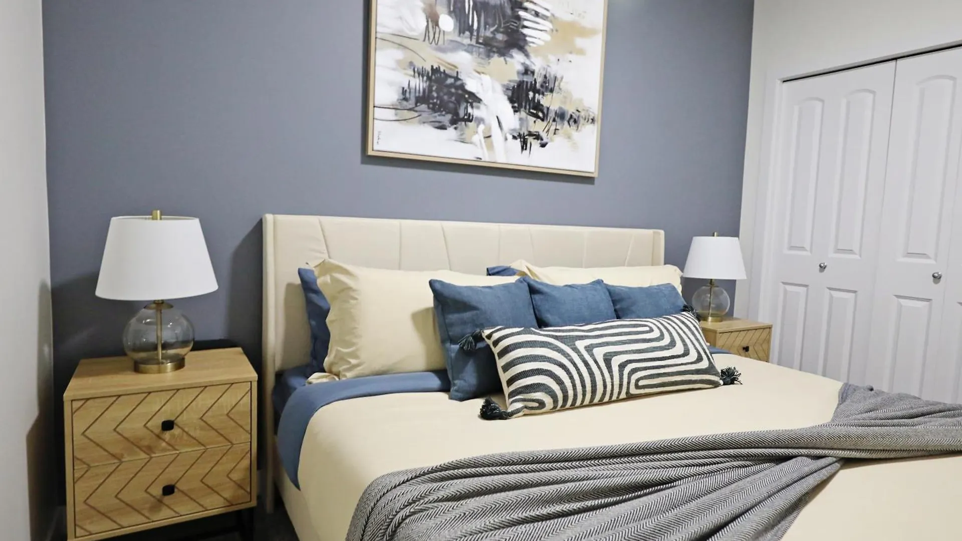 Elegant Escape With King Bed, Long Stays, Wem, Disney Edmonton